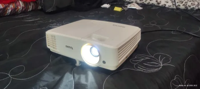 Projetor BenQ MS524B resolução SVGA/XGA e conexão HDMI). Tá sem controle. Defeito no zoom