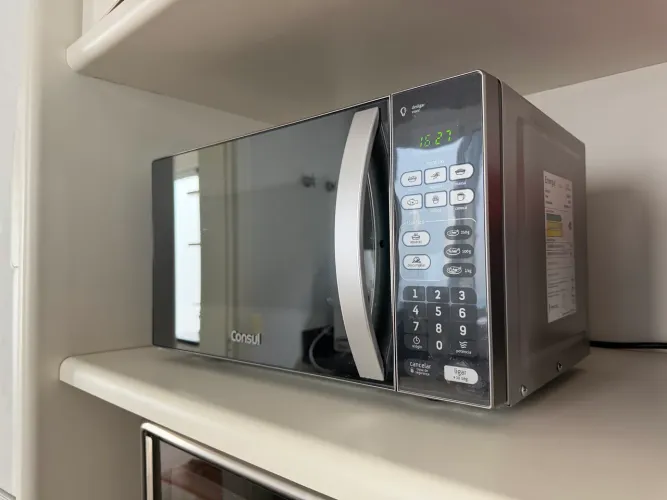 MICRO-ONDAS CONSUL 20L ESPELHADO/INOX - 127V - EXCELENTE ESTADO