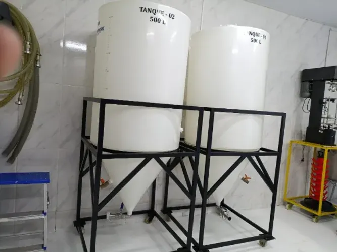 Tanque Fermentador de 500 litros Indupropil com Suporte