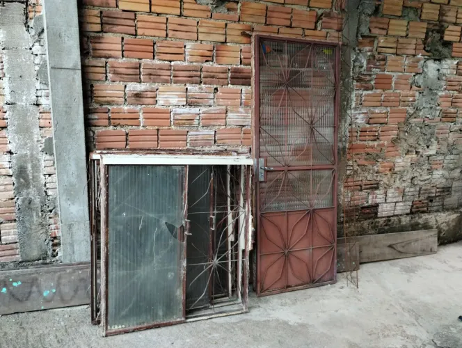 Vendo 6 janelas e uma porta de ferro.
