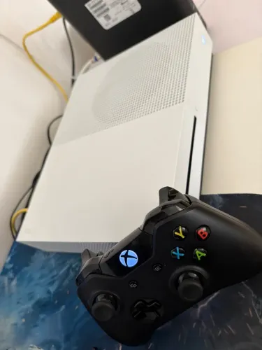 Xbox One S 1tb 1 controle + 2 tb