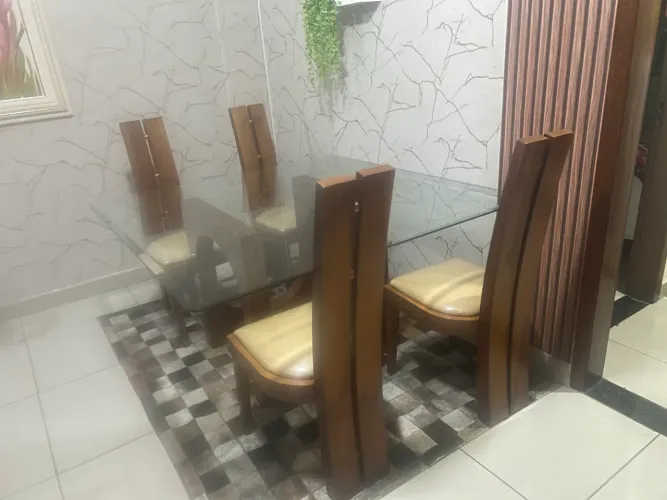 Mesa de jantar com 4 cadeiras