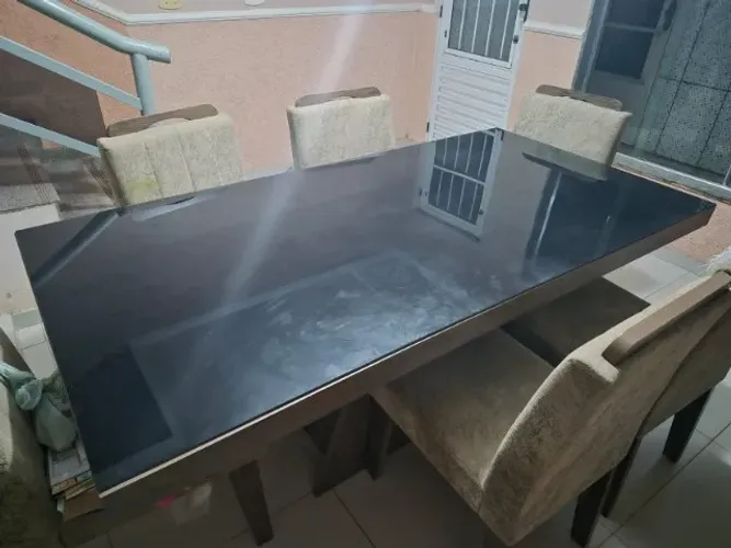 MESA DE JANTAR EM MDF COM TAMPO DE VIDRO