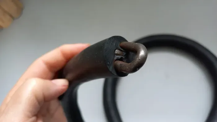 Corrente de aço com elo soldado, ótima para prender bicicletas e portões. 