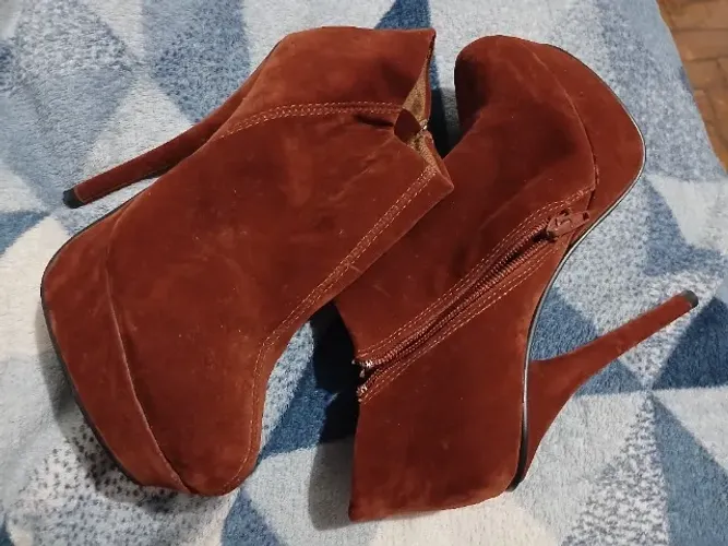 Bota de cano curto marrom 36