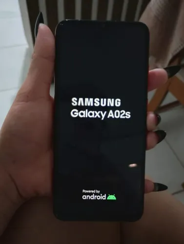 Celular Samsung pegando tudo de procedência mais está trincado .