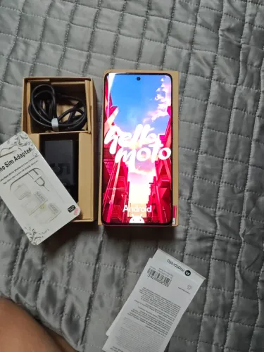 Vendo smartphone Motorola Edge 40,Leather Vegan, resistente a água, Magenta, semi-novo.