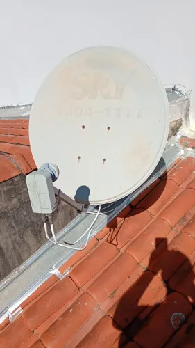 Antena parabólica via satélite para Tv.