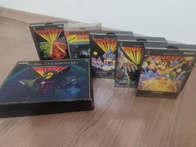 Fitas do vídeo game retro Odissey, incluído a clássica Em Busca dos Anéis Perdidos