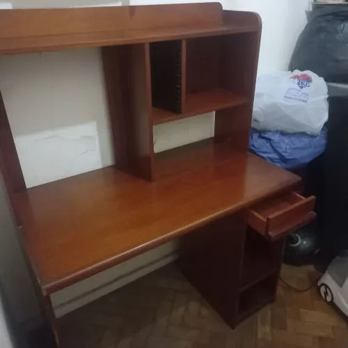 Vendo mesa computador e escrivaninha de madeira maciça.