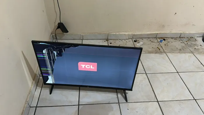 Vendo tv tcl com a tela quebrada