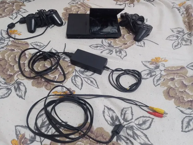 Ps2 semi novo com 2 controles, cabos, sem memory card, rodando apenas jogos originais
