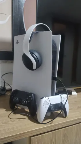 PS5 800gb com 2 Controles e Headphone Sony Pulse 3D (sem adaptador)