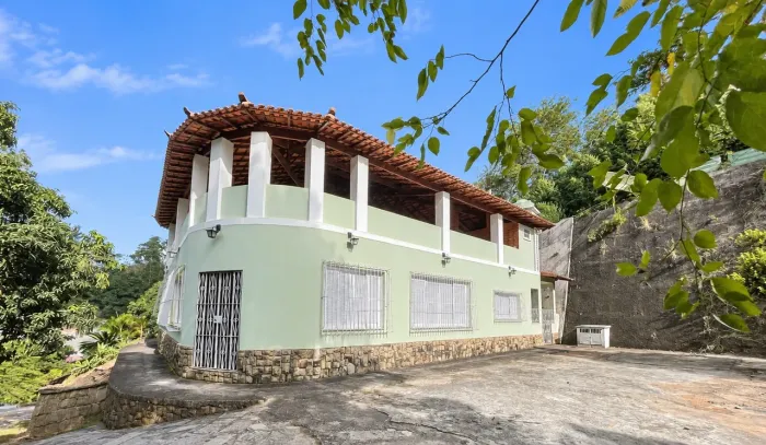 Sítio com 3 casas, piscina e pomar - 3.635 m² em Paty do Alferes