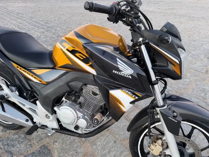 Vende-se moto Honda CB Twister 250.
