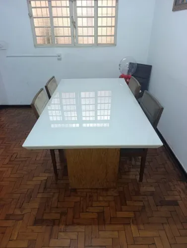 Mesa laqueada de vidro 