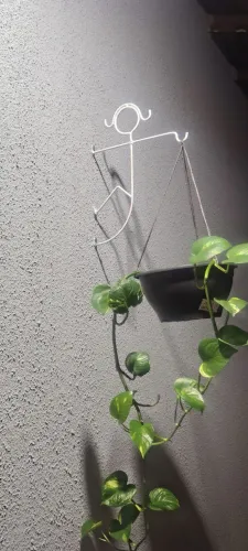 Suporte boneco escalador para plantas 