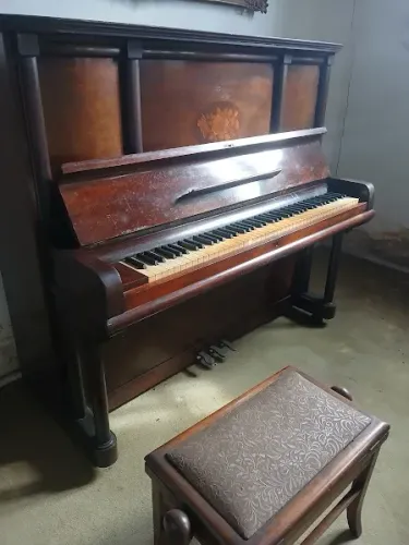 Piano Acústico Vertical Pianos Brasil Antigo com marquetaria piano de armário