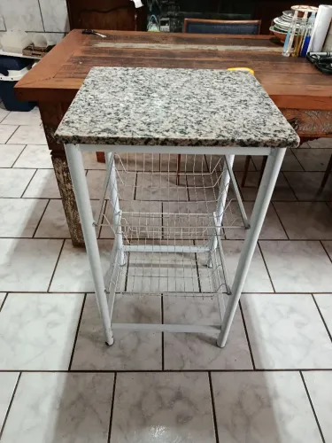 Fruteira de Chão com Tampo de Granito