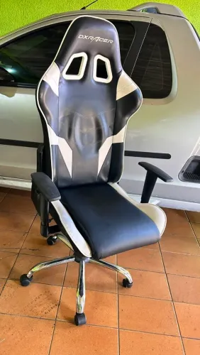 Cadeira gamer giratória no corvin preto e branco