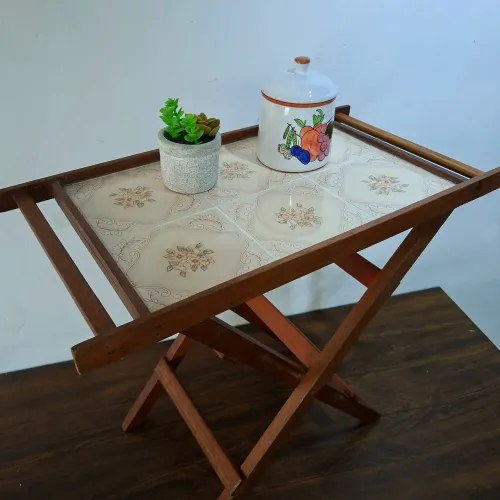 Antiga Mesa de Apoio Dobrável com Azulejos Padrão Floral Vintage em Madeira Maciça
