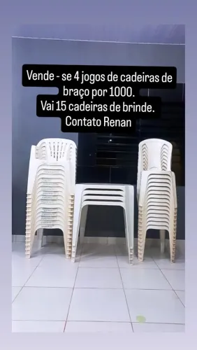 Cadeiras de plásticos
