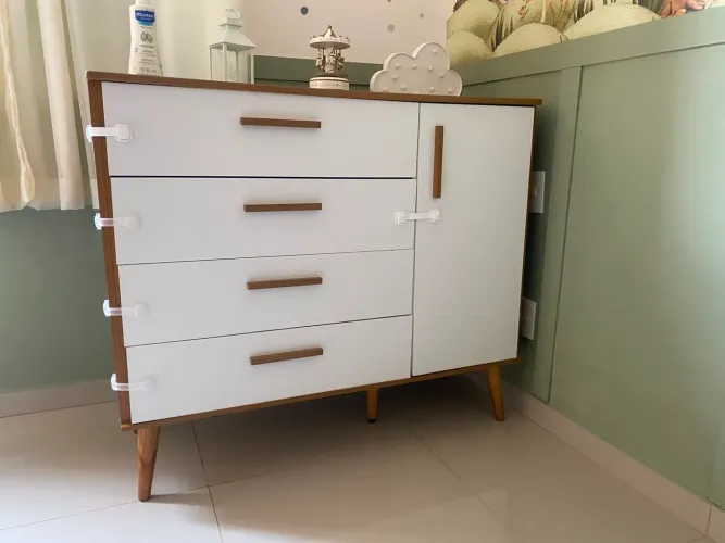 Linda cômoda Tok stok já está com as travas de segurança.