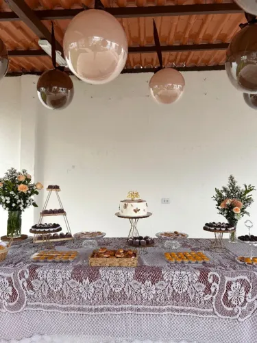 6 Suportes de bolo e doces: 1 boleira, 4 suportes de doces e 1 doceira triangular.