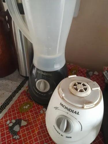 Duas base de liquidificador prestando esta sem os copos