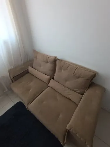 VENDO SOFÁ-CAMA RETRÁTIL 2 LUGARES - COR BEGE Descrição: - Sofá 2 lugares com mecanismo r
