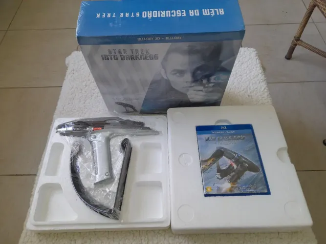 Box star trek com réplica phaser novo original.