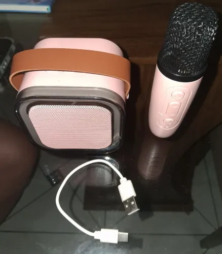 Caixinha de som Bluetooth com microfone, ela tem efeitos que mudam o grave da voz