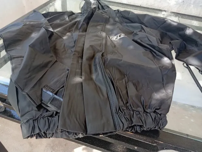 Vende-se Casaco e Calça de Chuva Nova