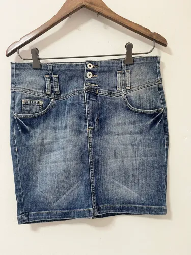 Saia jeans Marisa cós largo com passantes