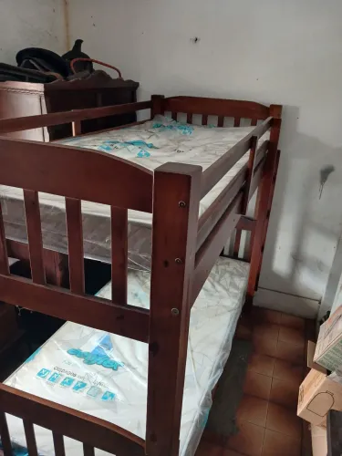 Beliche madeira + 2 colchões novos no plástico 