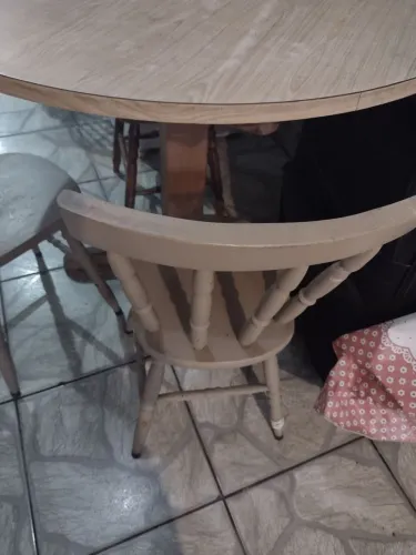 Mesa com três cadeiras