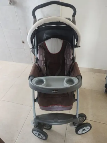 Vendo carrinho de bebê com bebê conforto