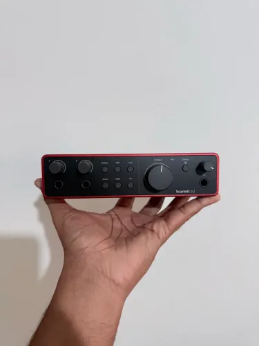 Interface de áudio Focusrite Scarlett 212 USB-c de 4ª Geração Cor Vermelha