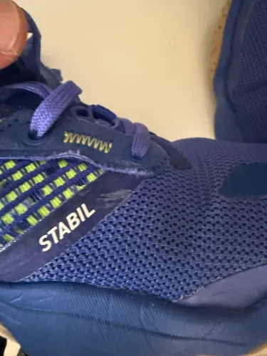 Tênis Adidas stabil 16