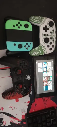 Nintendo switch desbloqueado com 2 controles extras