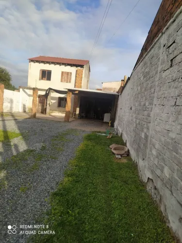 Sobrado com amplo pátio.