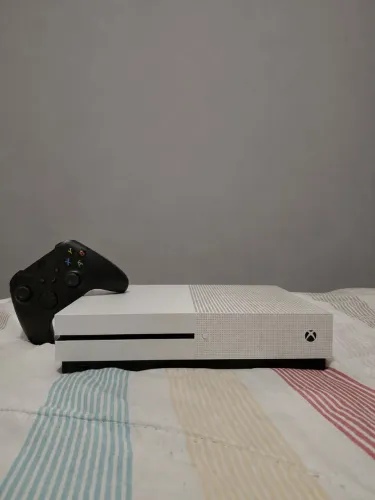 Xbox One S + Brinde