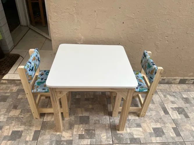 Mesa infantil com cadeiras estampadas