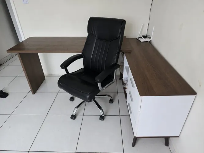 Escrivaninha com cadeira de escritório 
