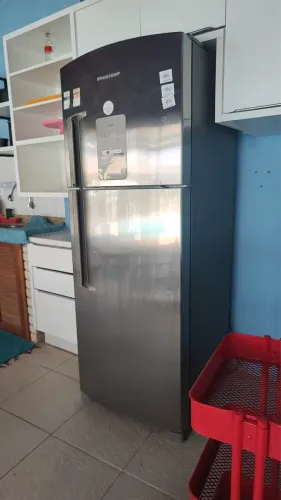 Geladeira Brastemp Inox Frost Free com dispenser de gelo