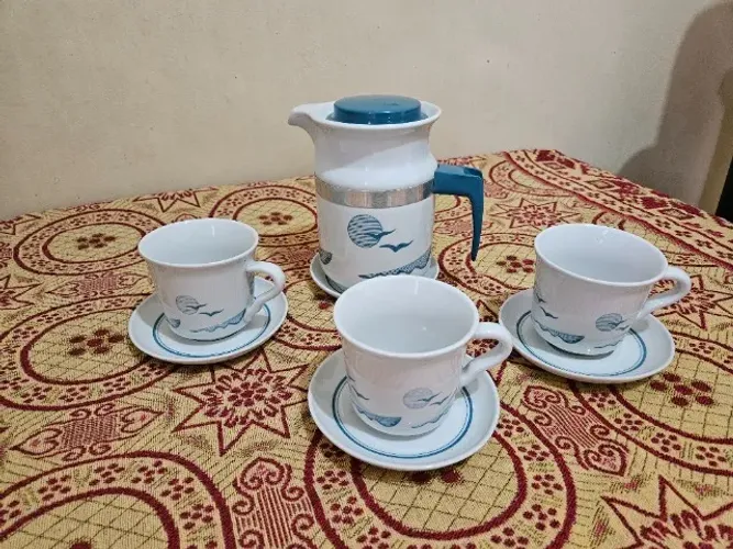 JOGO DE CHÁ EM PORCELANA COM XICARAS E BULE