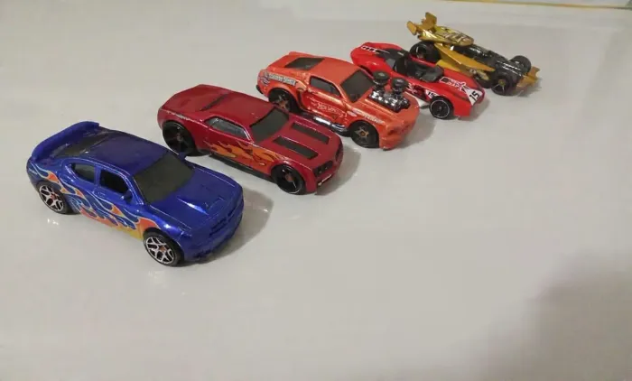 Carrinhos HOTWHEELS e MAISTO