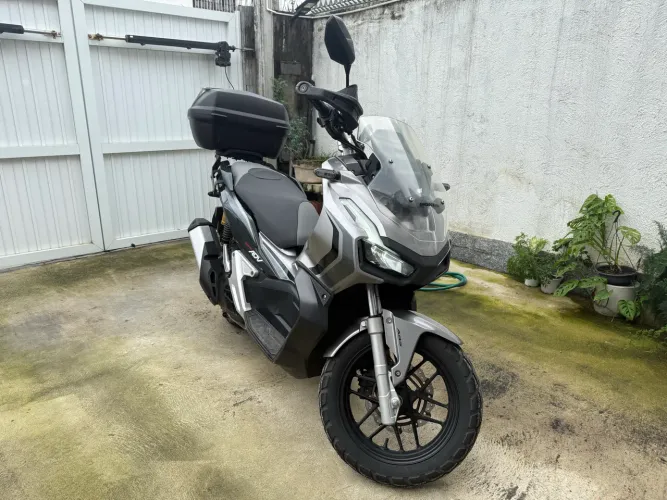 Honda ADV 2022, cor cinza, em excelente estado