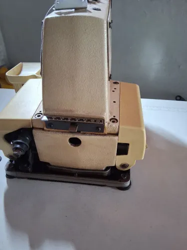 Vendo duas máquinas industriais 1 reta outra de pregar botão meu ZAP *. 