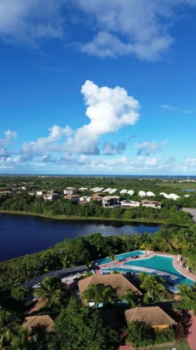 Lote de esquina à venda em Praia do Forte no Cond. Praia Bela